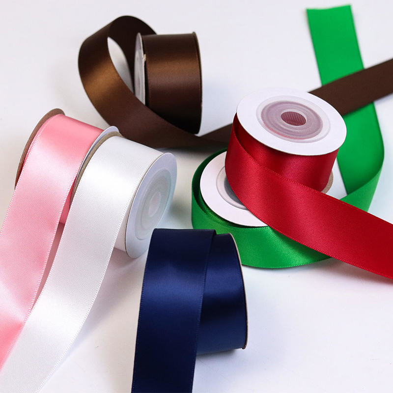 Προσαρμοσμένο σχέδιο διπλής όψης 100% Polyester RPET Satin Ribbon Roll για ανθεκτική συσκευασία